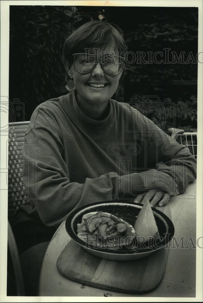 1992 Press Photo Smiling Cari Taylor-Carlson Sits at Table - mjc06237 - Historic Images