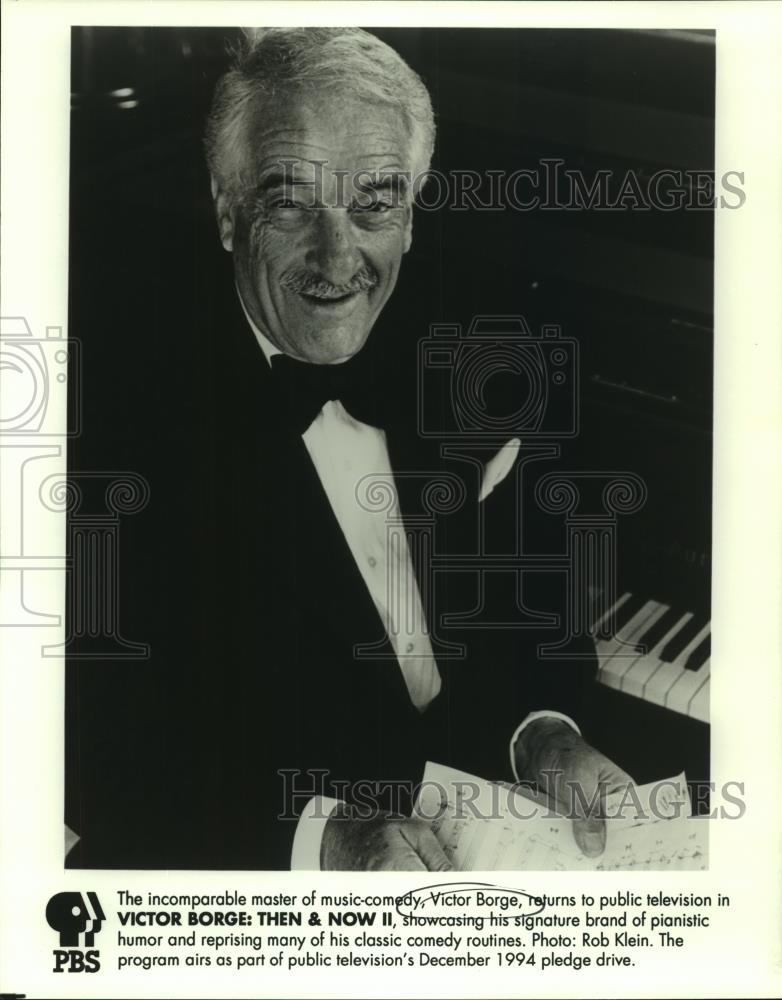 1994 Press Photo Victor Borge in tuxedo holding sheet music - mjc06323 - Historic Images