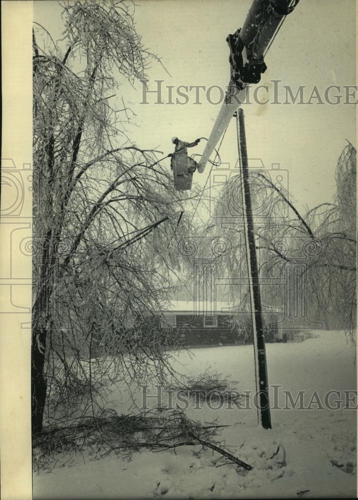 1986 Press Photo Vern Olsen of Fort Atkinson repairs power lines near Waukesha - Historic Images