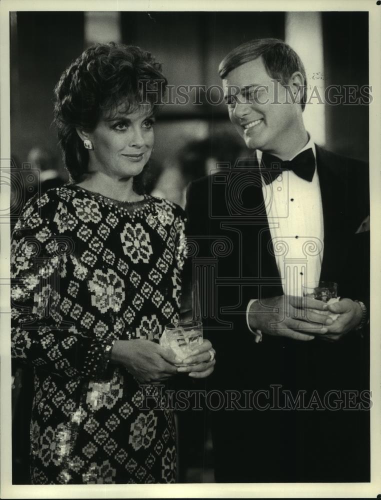 1982 Press Photo Linda Gray as Sue Ellen Ewing, with J.R. Ewing on set of Dallas - Historic Images