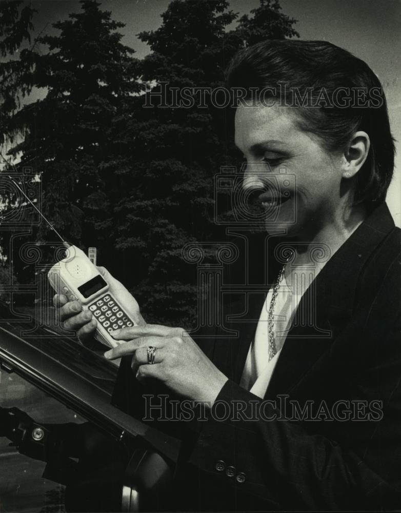1990 Press Photo Susan Zondio with Milwaukee Telephone shows portable cell phone - Historic Images