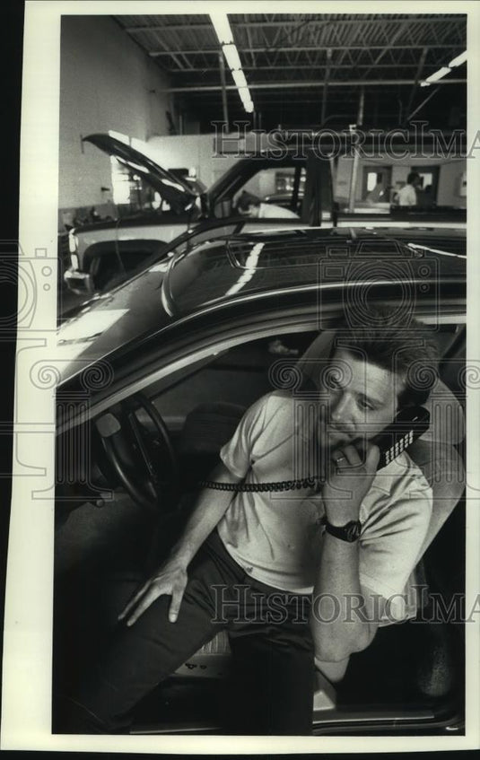 1989 Press Photo Tom Vander Heyden, Milwaukee Telephone Company with Uniden 900. - Historic Images