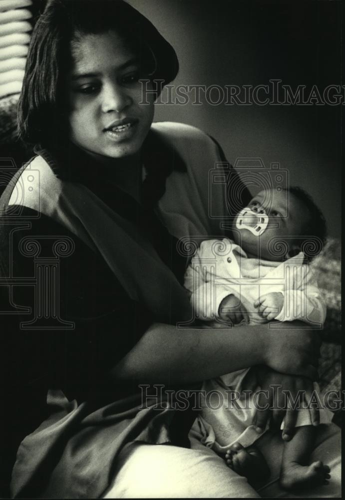 1992 Press Photo Teenage mother, Angela Fleming, with son Ari, discusses future. - Historic Images