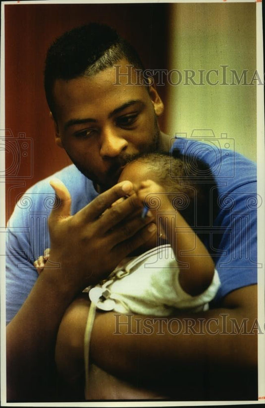 1993 Press Photo Greg Slade with daughter at meeting for fathers in Milwaukee. - Historic Images