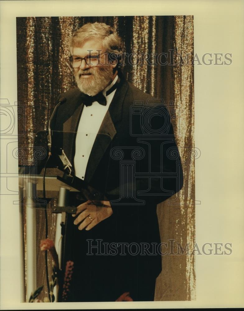 1993 Press Photo Roger Murrah, songwriter at podium in tuxedo - mjc06475 - Historic Images