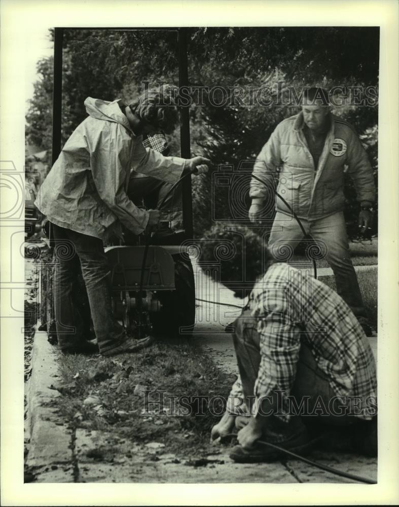 1981 Press Photo J.W. Romiein Co. crew bury cable in Cedarburg, Wisconsin - Historic Images