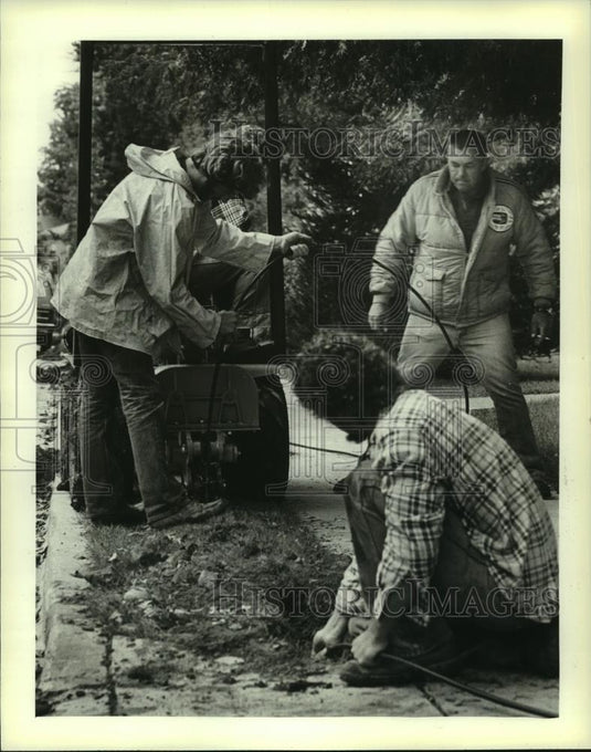 1981 Press Photo J.W. Romiein Co. crew bury cable in Cedarburg, Wisconsin - Historic Images