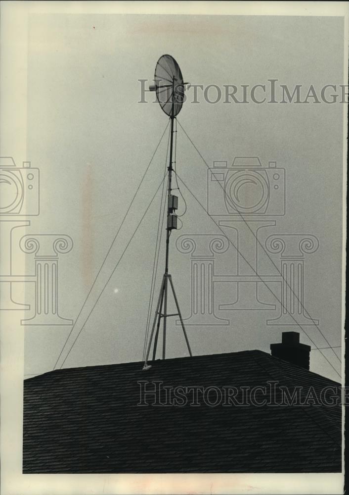 1979 Press Photo Illegal microwave receiving equipment on roof in Milwaukee - Historic Images