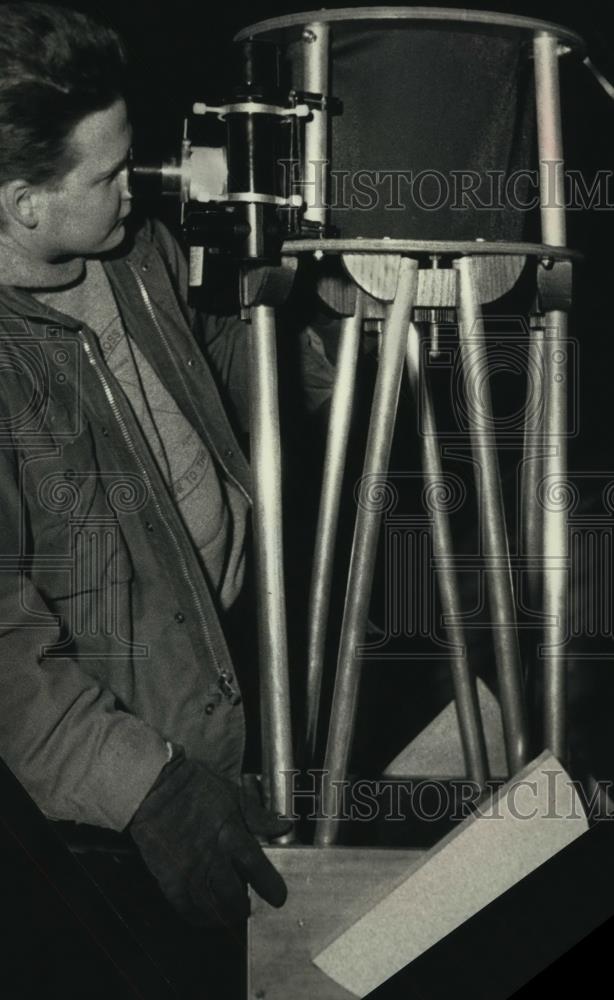 1991 Press Photo Justin Modra, 15, of Fredonia, with 10-foot homemade telescope. - Historic Images