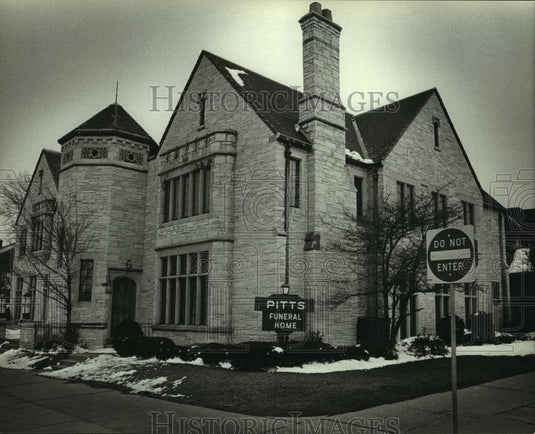 1982 Press Photo Pitts Funeral Home on Capital Drive in Milwaukee, Wisconsin - Historic Images