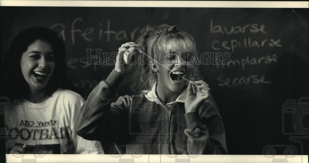 1992 Press Photo Angela Rudolf demonstrates flossing in Spanish class Wisconsin - Historic Images