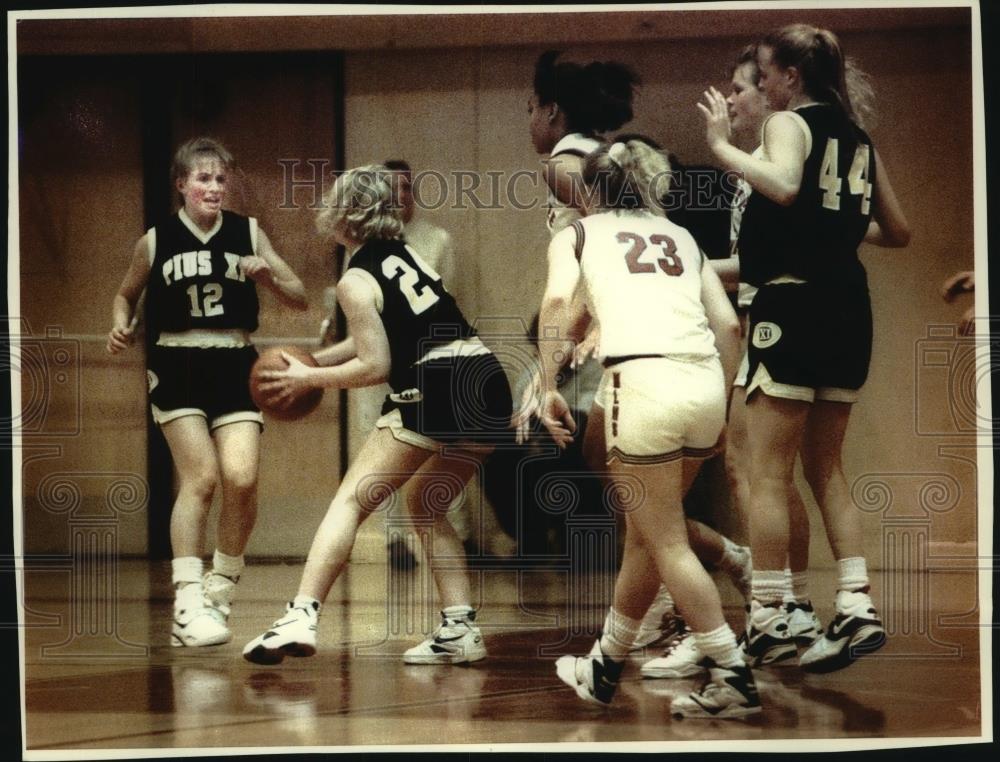 1993 Press Photo Pius XI and Milwaukee Lutheran High School girls basketball - Historic Images