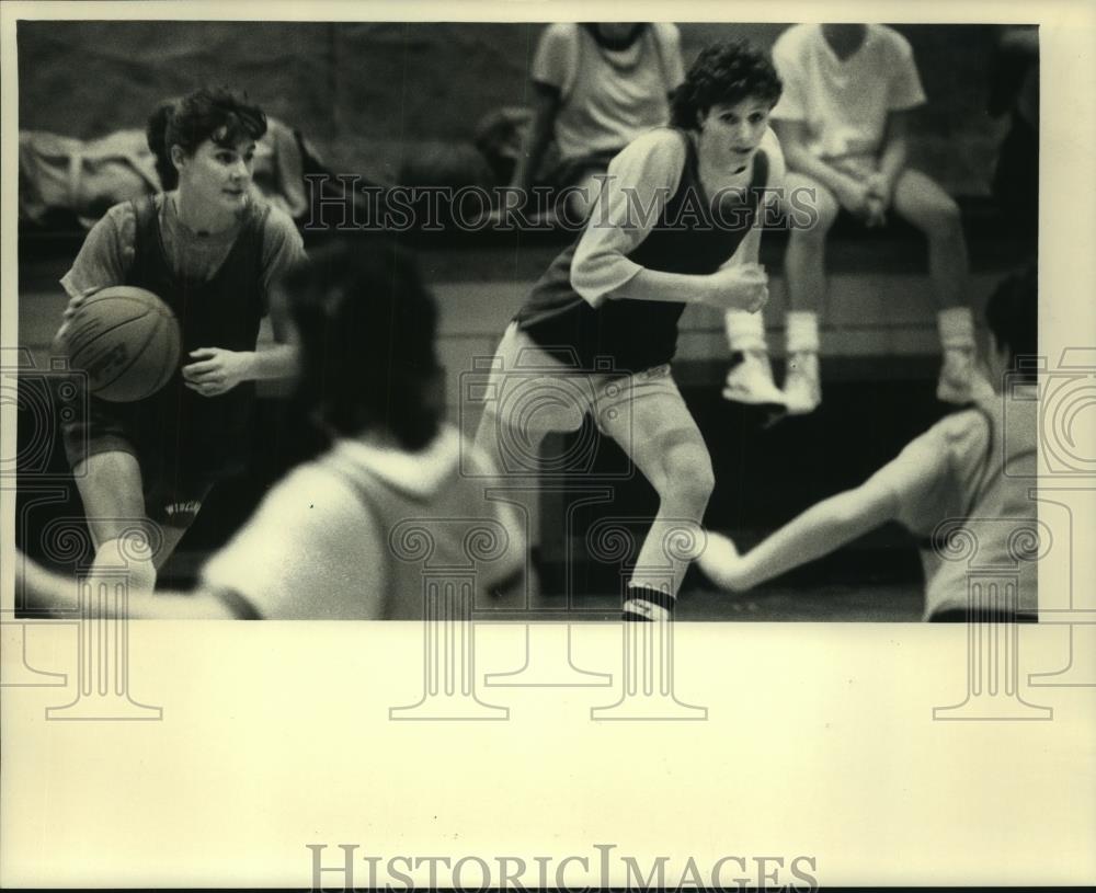 1987 Press Photo Basketball Game at Pius XI High School in Milwaukee, Wisconsin - Historic Images