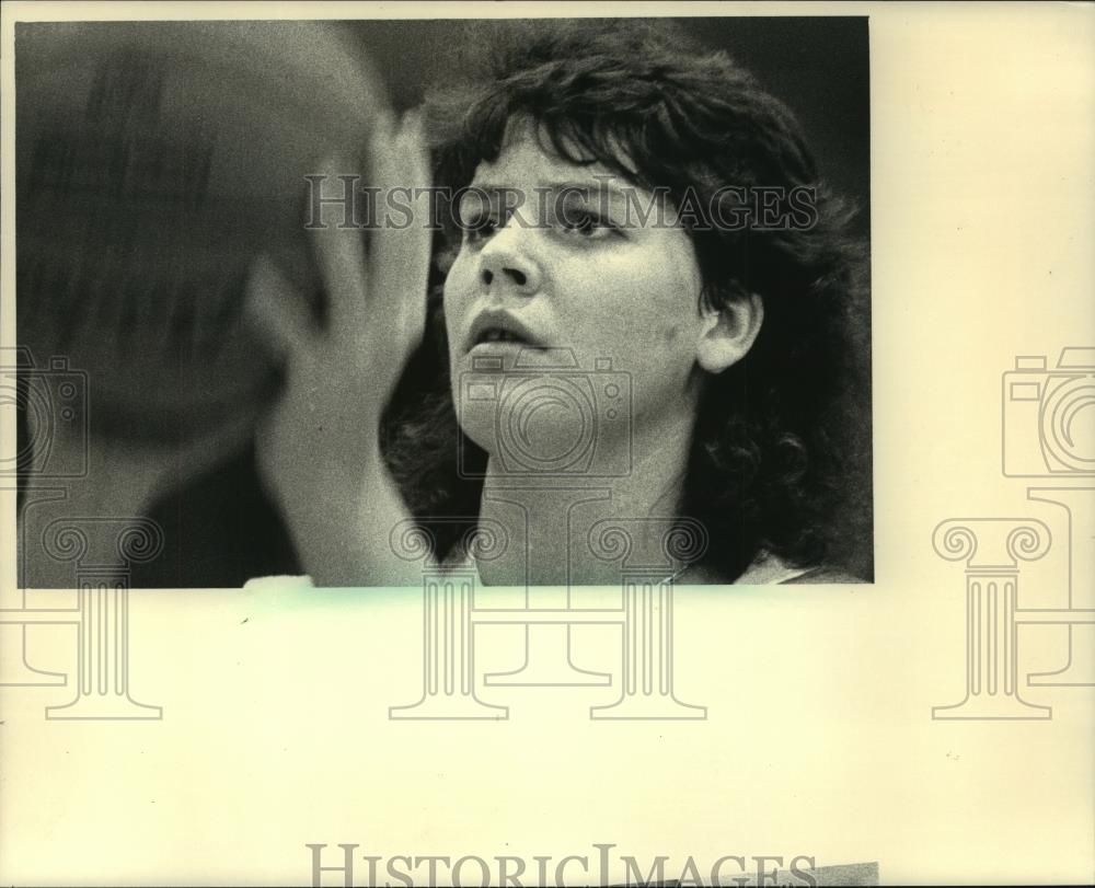 1987 Press Photo Maurya McClintock in Basketball Game at Pius XI High School - Historic Images