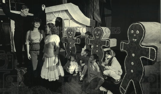 1986 Press Photo Cast Members of "Hansel and Gretel" at Pitman Theater Wisconsin - Historic Images