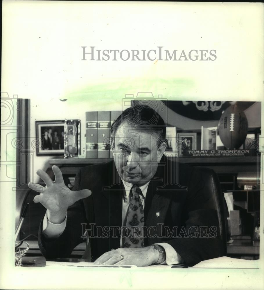 1994 Press Photo Wisconsin Governor Tommy G. Thompson Gestures While at His Desk - Historic Images