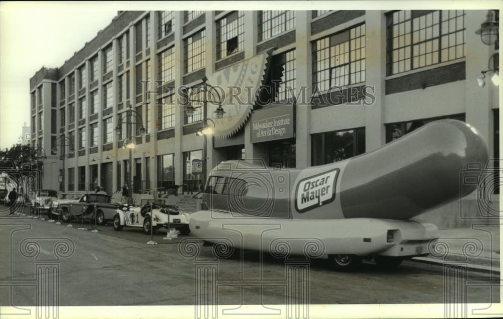 1995 Press Photo Oscar Mayer Weinermobile display at Milwaukee Institute of Art - Historic Images