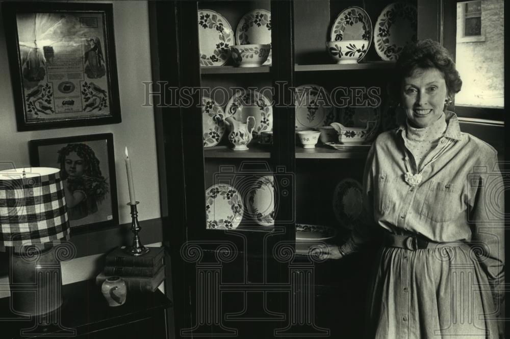 1991 Press Photo Donna Steffen shows cupboard in her antique store in Cedarburg - Historic Images