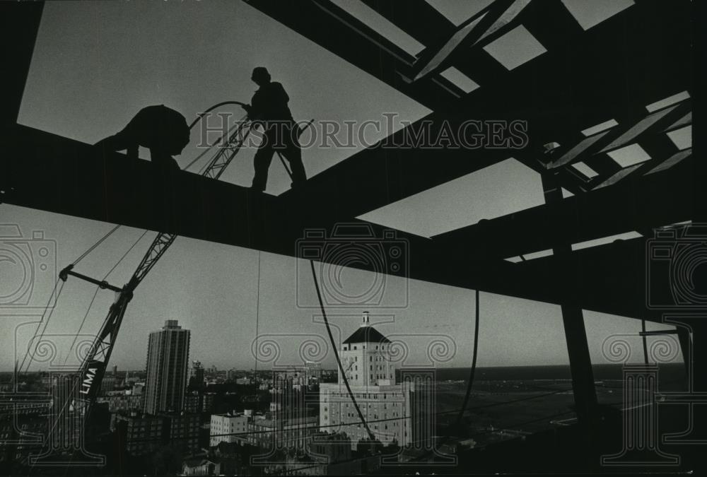 1977 Press Photo Construction of Northwestern Mutual Building in Milwaukee - Historic Images