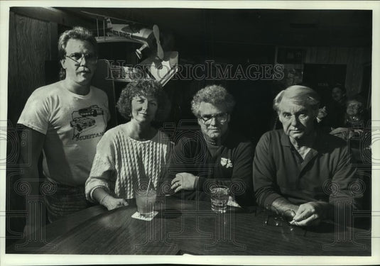 1990 Press Photo Vanessa Steen with family before skydiving in Wisconsin - Historic Images