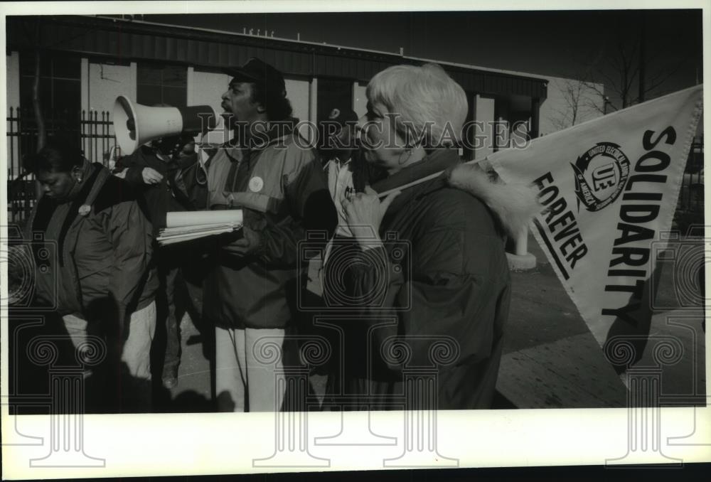 1994 Press Photo Mike Mitchell and Terry Davis at Steeltech union rally - Historic Images