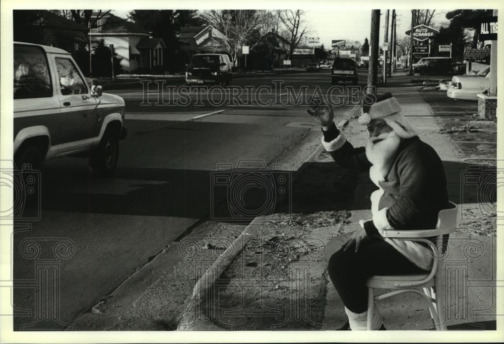 1993 Press Photo Mike Mathews Waves To Passing Vehicles in Stevens Point - Historic Images