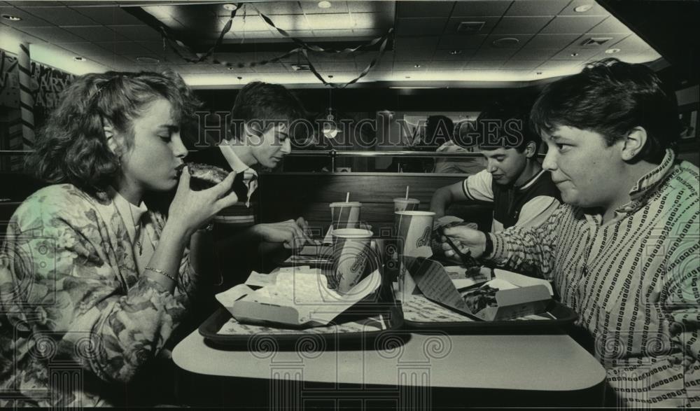 1986 Press Photo Whitefish Bay teenagers enjoyed pizza at local eatery - Historic Images
