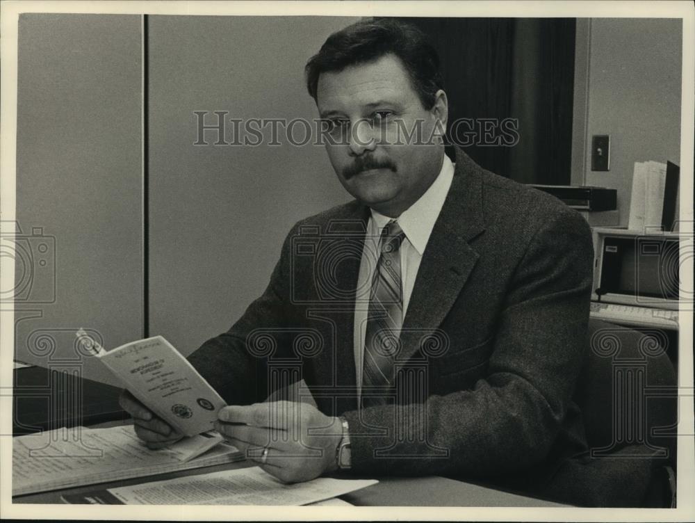 1988 Press Photo Thomas Taylor Labor Relations Office, Milwaukee - mjc06697 - Historic Images