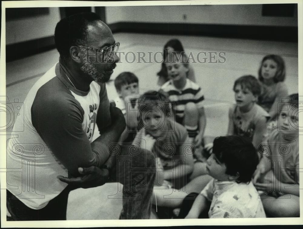 1990 Press Photo Will Taylor, Retired Teacher at Thoreau Elementary School - Historic Images