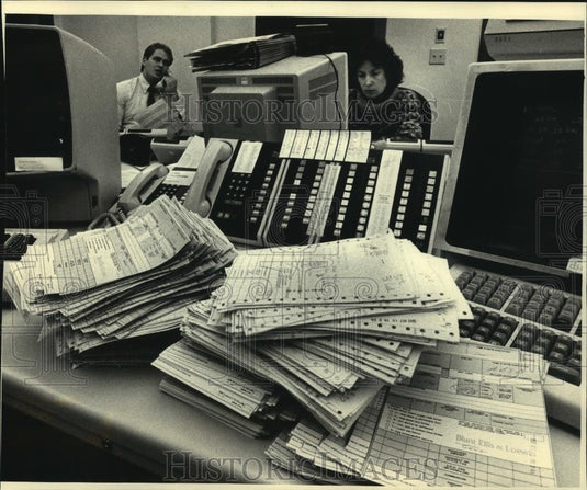 1987 Press Photo Stock transaction records at Blunt Ellis & Loewi in Milwaukee - Historic Images
