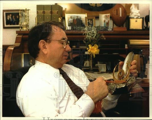 1993 Press Photo Wisconsin Governor Tommy Thompson in His Office at the Capitol - Historic Images