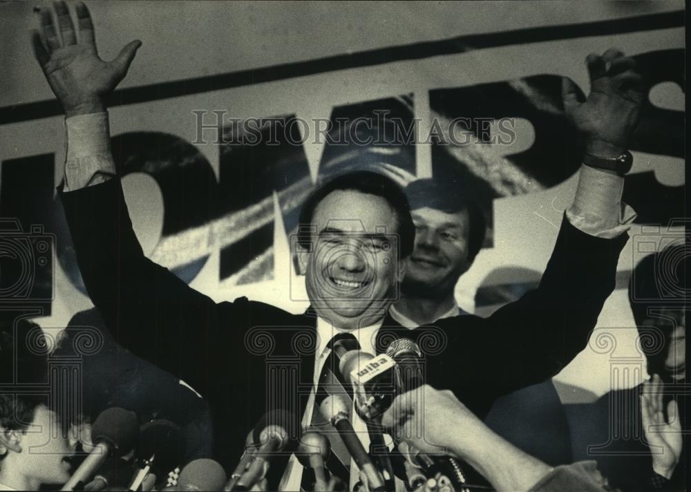 1986 Press Photo Wisconsin Governor-Elect Tommy Thompson Wins Election - Historic Images