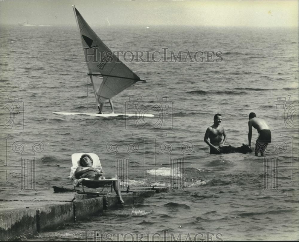 1983 Press Photo Milwaukeeans Enduring Summer Heat at Lake Michigan - mjc11370 - Historic Images