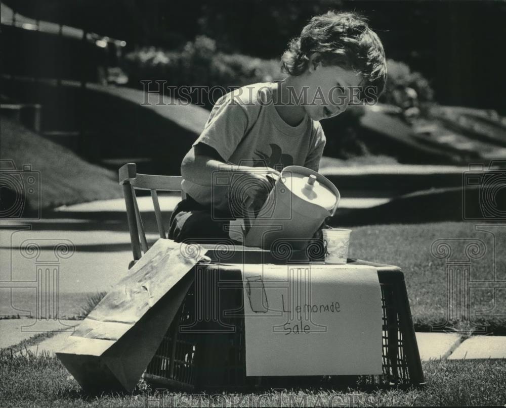 1985 Press Photo Brendan Kelly, Setting up Lemonade Stand Because of Heat - Historic Images