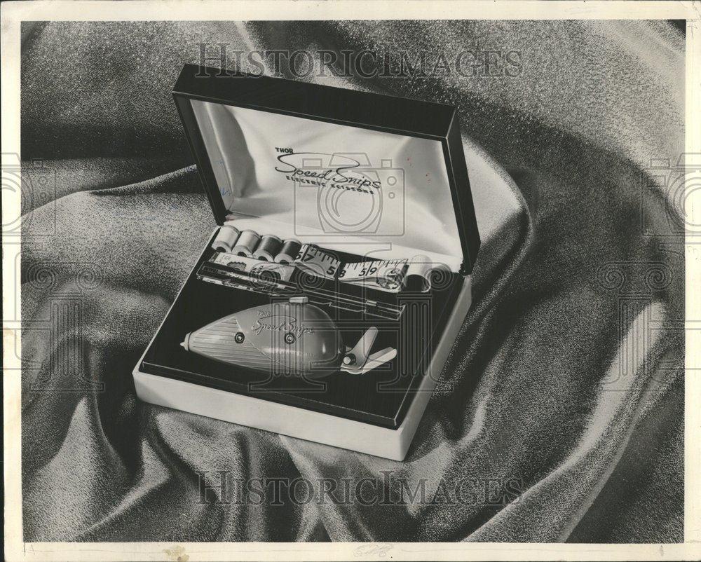 1961 Press Photo Speed Snip Electric Scissor Sewing Kit - RRV58561 - Historic Images