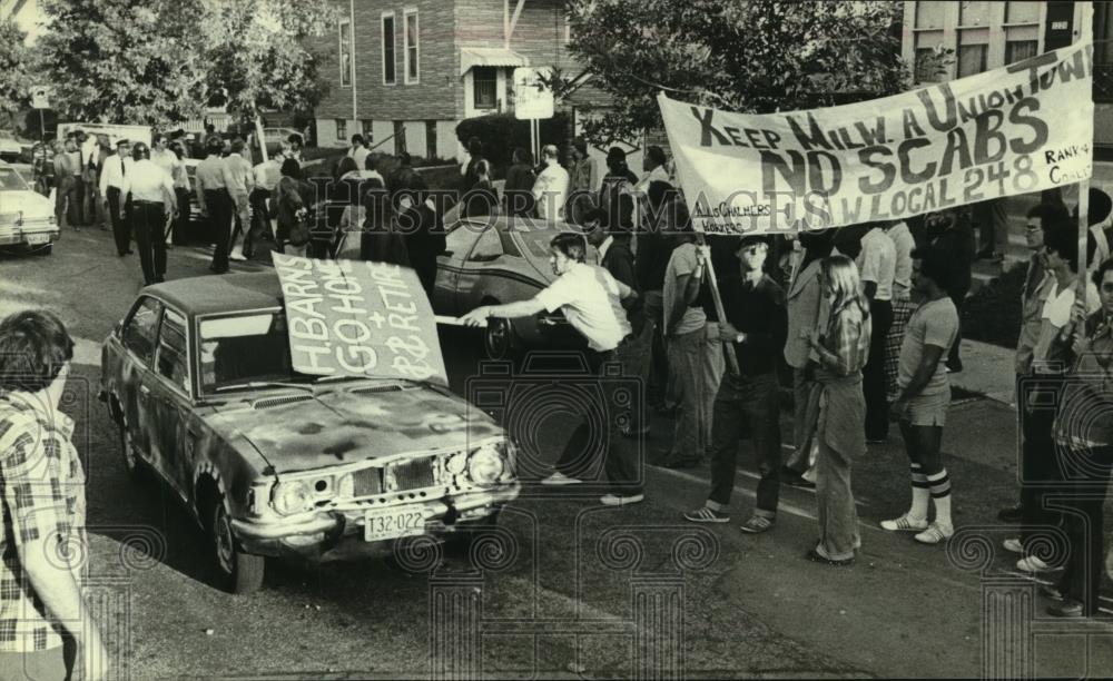 1980 Press Photo Union Workers Outside Master Lock Plant in Milwaukee - Historic Images