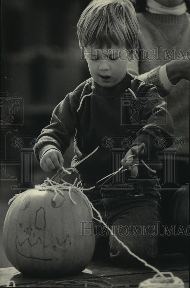 1984 Press Photo Kevin Baline gets in the Halloween spirit, Brookfield - Historic Images