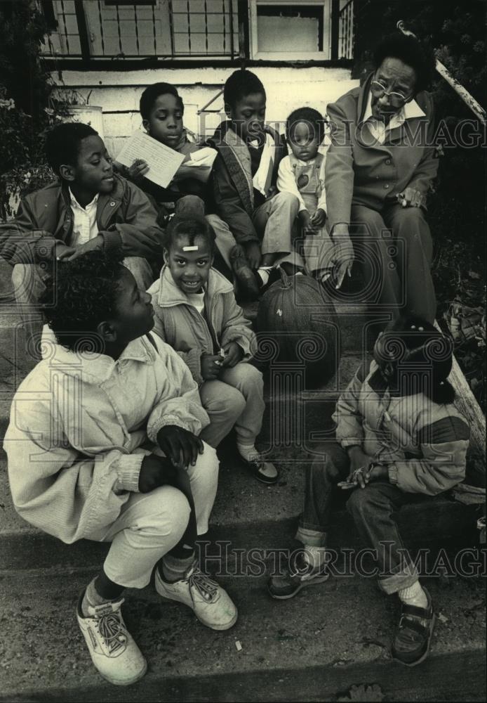 1987 Press Photo Snowrene Sexton and neighborhood kids with home grown pumpkin - Historic Images