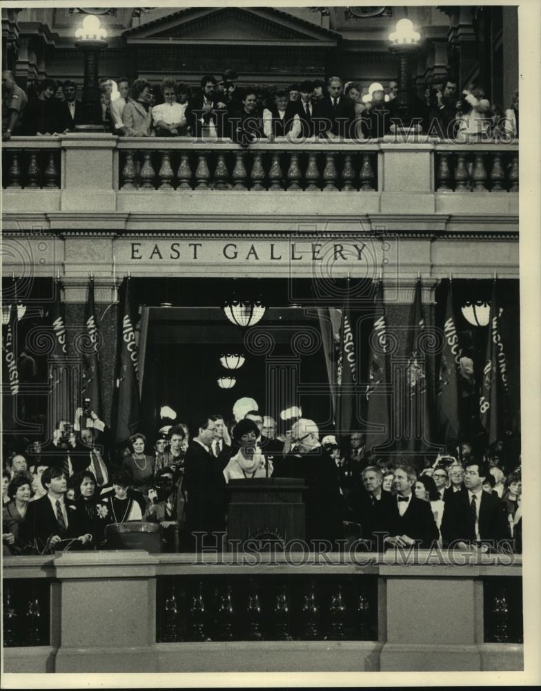 1987 Press Photo Governor Tommy Thompson takes oath of office, Wisconsin - Historic Images