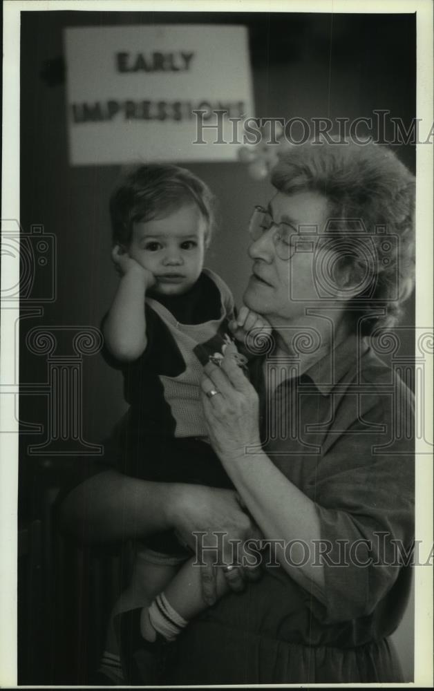 1994 Press Photo Mary Thorp holds young boy, Children&#39;s World Learning Center - Historic Images