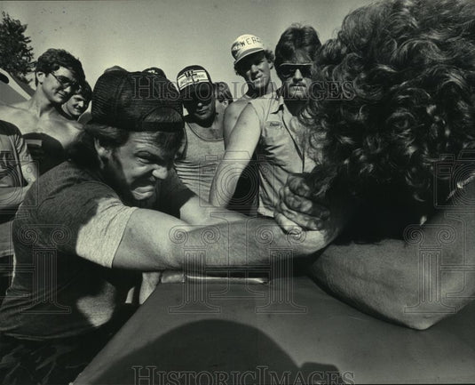 1984 Press Photo Frank Vizi & Mark Rybeki, of Sussex, Wisconsin, wrist wrestle - Historic Images