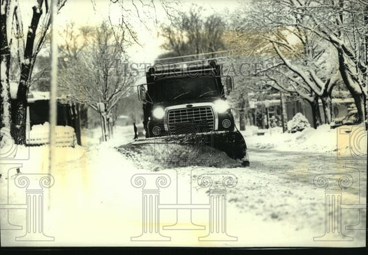 1993 Press Photo City of Waukesha, Wisconsin, snowplow clears Harrison Avenue - Historic Images