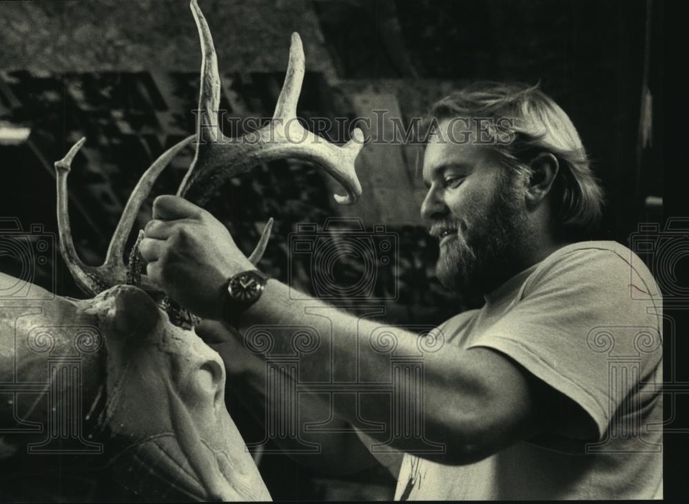 1988 Press Photo Taxidermist Jay Snopek worked on a deer rack in Wisconsin - Historic Images