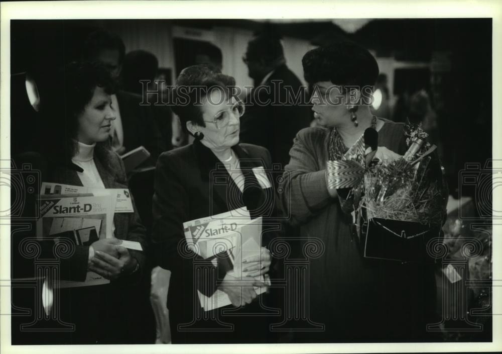 1993 Press Photo Colleen Ward, Judy Evans, Sharon Stricklin at Marketplace event - Historic Images