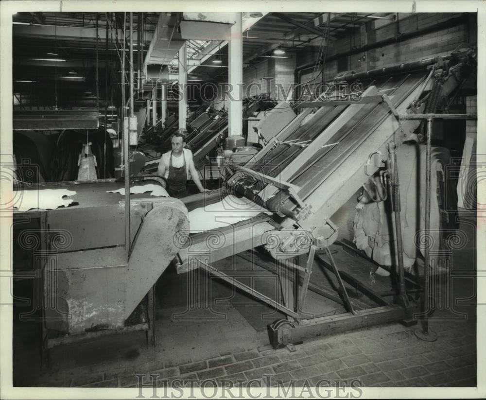 1987 Press Photo Samuel Foltz working at seasoning machine used to make leather. - Historic Images