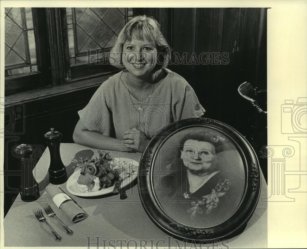 1985 Press Photo Pamela Sztukowksi with chicken dish and portrait, Milwaukee. - Historic Images