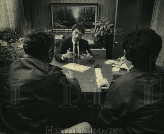 1986 Press Photo Loan officer Michael Tallinger, West Allis Savings & Loan Assoc - Historic Images