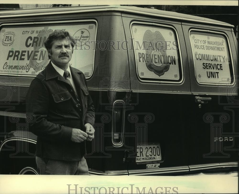 1983 Press Photo Thomas Slavic crime prevention unit Waukesha police department - Historic Images