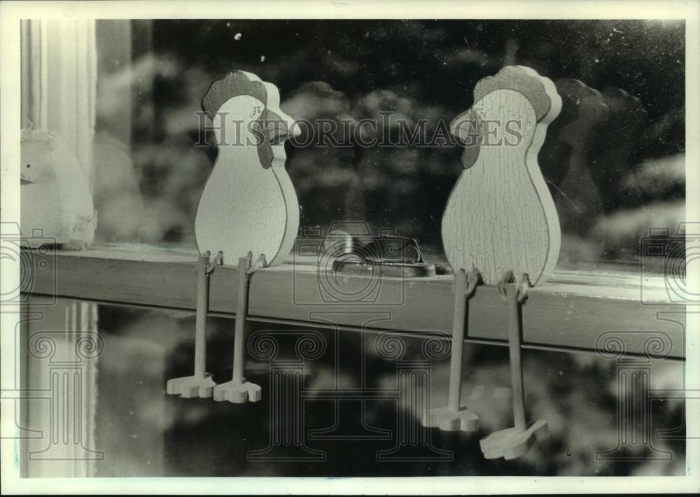 1994 Press Photo Chicken decorations in home of John &amp; Jean Skinner, Wisconsin - Historic Images