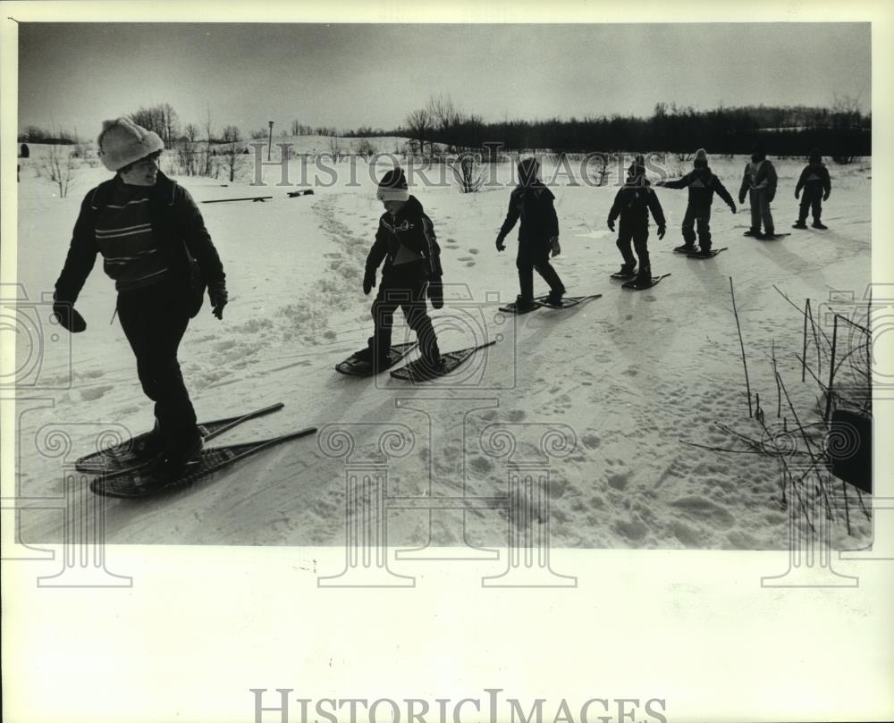 1982 Press Photo Children from Dunwood School, Fox Point, explore in snow shoes - Historic Images